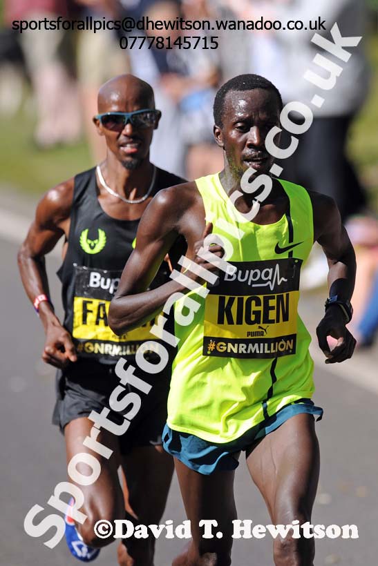 Mike Kigen lead Mo Farah in the mens 2014 BUPA Great North Run. Photo: David T. Hewitson/Sports for All Pics